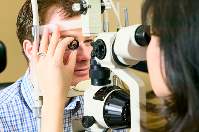 badanie oczu wykonywane przez okulistę