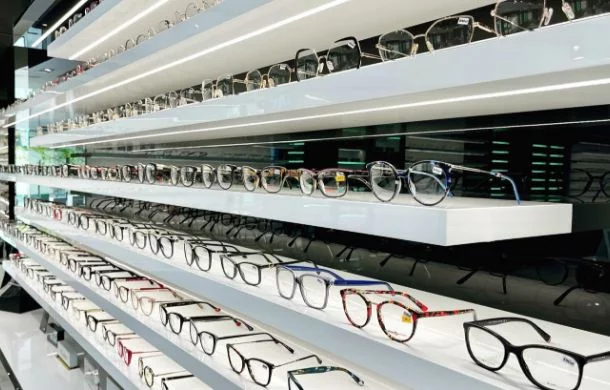 sklepowa wystawa z okularami